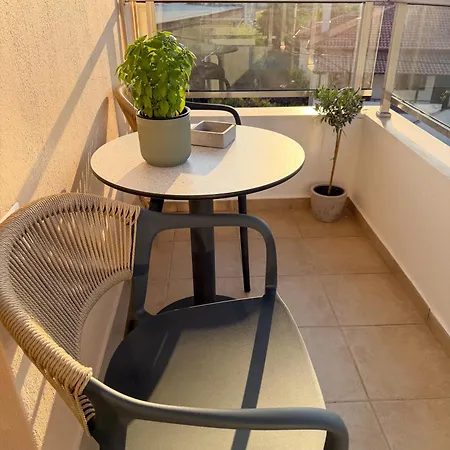Elia Apartment *